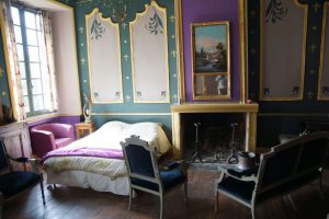 room 10 purple fireplace